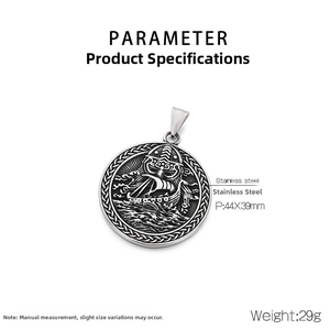 Vue macro du pendentif viking avec navire de guerre, dimensions 44x39mm, en acier inoxydable