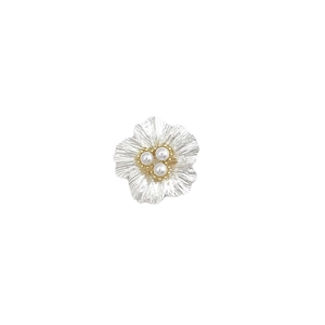 Orecchino a fiore in argento con petali testurizzati e tre perle bianche su sfondo bianco