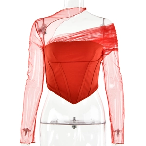 Dettaglio del top a corsetto rosso con rete e manica trasparente monospalla