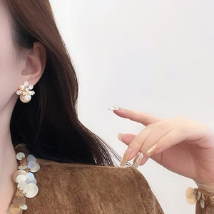 Boucles d'oreilles grappe plaquées or 18 carats avec perles et zircons et zircons brillants