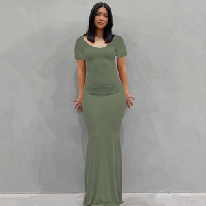 Detalle del vestido largo ajustado verde oliva con manga corta y escote redondo