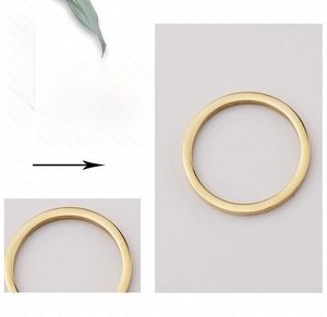 Makroaufnahme von 15mm goldenem, poliertem Edelstahlring mit 6-stufigem Handfinish-Effekt