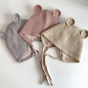 Süße gestrickte Babymütze mit Bärenohren und Kinnriemen in drei warmen Farben
