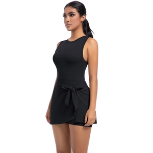 Dettaglio del vestito da tennis nero con fiocco in vita e pantaloncini integrati