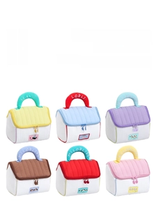 Vista dettagliata di trousse per cosmetici colorate effetto nuvola con texture trapuntate