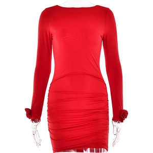 Détail d'une mini robe rouge à manches longues avec décoration de rose au poignet