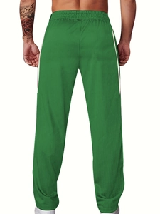 Vue détaillée du pantalon de sport en velours côtelé vert pour hommes avec texture rayée