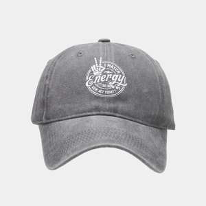 Détail de la casquette de baseball gris foncé délavé avec motif blanc de main de squelette