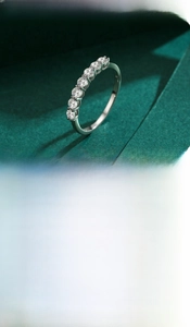 Vista macro dell'anello in argento S925 con sette pietre di zirconia cubica a taglio tondo