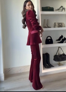 Vue macro d'un tailleur en velours bordeaux avec veste cintree et pantalon evase
