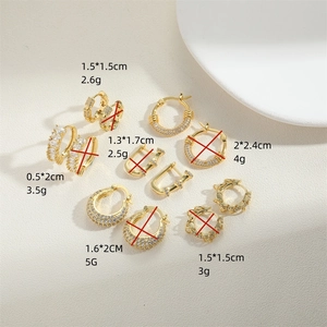 Orecchini vintage a forma di U in oro 18K con zirconi cubici e design a torsione
