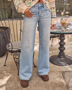 Buitenopname van een lichtblauwe high-waist jeans met wijde pijpen en natuurlijke wassing