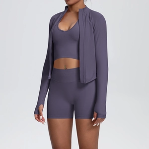 Détail du tissu en maille extensible et design avec passe-pouce sur l'ensemble mauve