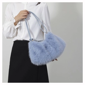 Détail du sac à main en fausse fourrure bleu clair avec poignée en corde tressée élégante