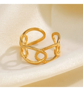 Détail macro de la bague chaîne multicouche plaquée or 18K sur tissu en soie