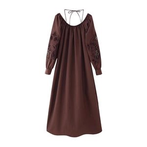 Abito midi marrone scuro a maniche lunghe con ricamo a giorno e scollo stringato