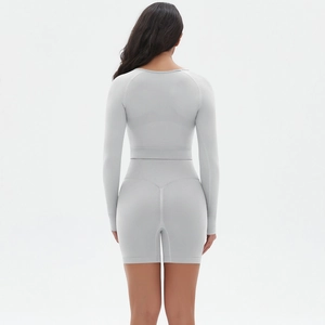 Detailansicht der Rückseite zeigt nahtlose Konturen und Booty-Lifting-Design am Sport-Set