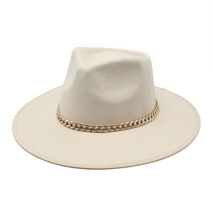Détail d'un chapeau jazz en feutre beige avec bord large et garniture de chaîne dorée