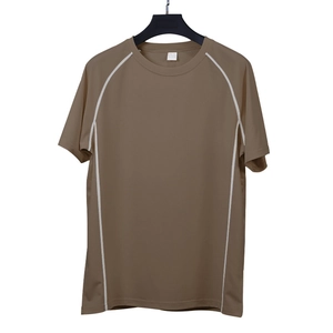 Détail du t-shirt de sport marron à séchage rapide avec bandes blanches sur les côtés