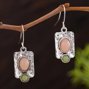 Boucles d'oreilles pendantes en alliage avec pierres roses et vertes sur socle martelé