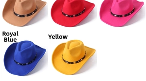 Détail de chapeaux de cowboy en feutre colorés avec bandes en cuir ornées de clous argentés