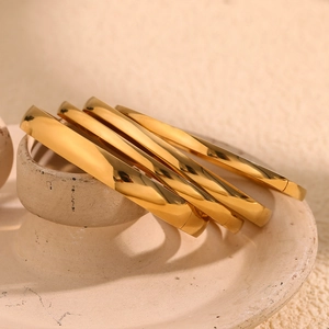 Bracciali in acciaio inossidabile placcato oro 18K da 4mm impilati su base in ceramica