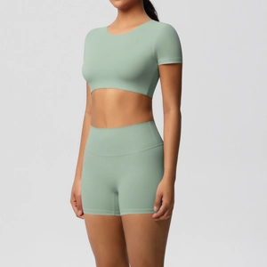 Nahaufnahme des salbeigrünen Yoga-Sets mit High-Waist-Shorts und kurzem Sport-Oberteil