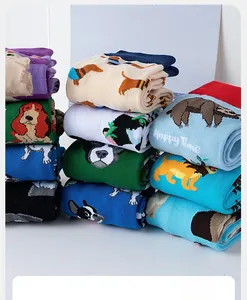 Detaillierte Strickstruktur von Cartoon-Tiersocken mit Basset-Hunde- und Faultier-Mustern