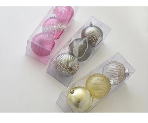 Dettaglio di palline di Natale da 8cm dipinte con glitter e motivi di fiocchi di neve