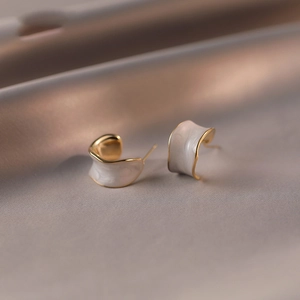 Elegant 18K gold-plated C-shaped wavy earrings with white marble enamel on silk
