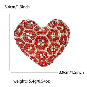 Broche cœur dorée avec strass rouges et motif maillé, hauteur 3,4cm et largeur 3,9cm