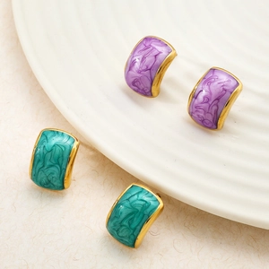 Set di orecchini a cerchio a C in smalto color lavanda e verde petrolio placcati oro