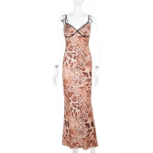 Detailansicht des Leopardenmusters auf einem schmal geschnittenen Camisole-Maxikleid