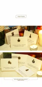 Vue macro de cartes de Noël en papier spécial avec breloques en bronze vintage