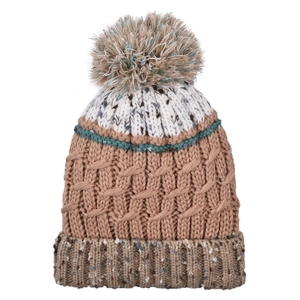 Détail du bonnet en tricot bicolore avec gros pompon et texture en maille torsadée