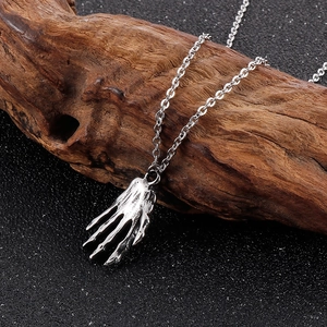 Collana con ciondolo a mano scheletrica gotica d'argento su legno rustico