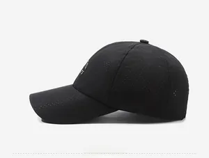 Dettaglio cappello sportivo nero con fori tagliati al laser e stemma laterale sportivo