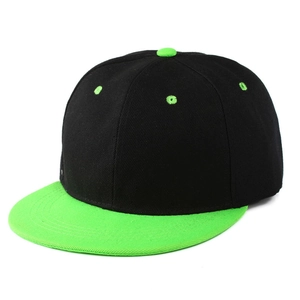Dettaglio cappellino baseball a tesa piatta con corona nera e visiera verde neon