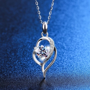 Macro di collana a cuore in argento con pietra moissanite taglio brillante scintillante