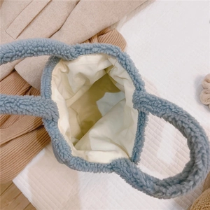 Dettaglio della borsa tote azzurra in peluche con texture morbida e fodera interna