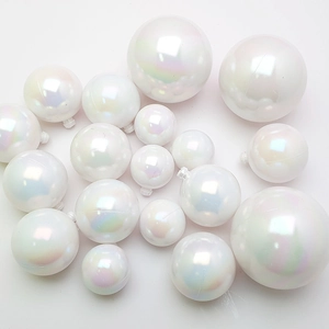 Set di palline di Natale in PET bianco iridescente con ganci su uno sfondo bianco pulito
