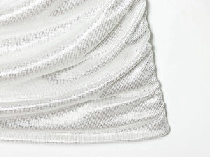 Gros plan du tissu en maille strassée argentée scintillante d'une robe de soirée