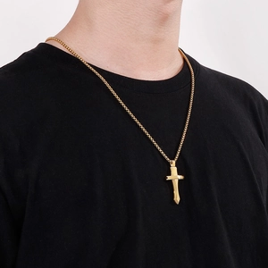 Collier homme pendentif croix épée dorée finition sablée avec chaîne box classique