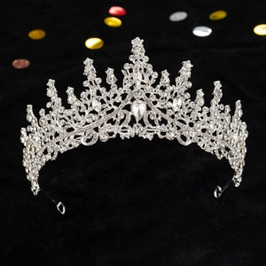 Couronne de mariée élégante en argent avec cristaux scintillants sur fond luxe