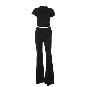 Completo due pezzi in maglia a costine nera con crop top e pantaloni a zampa