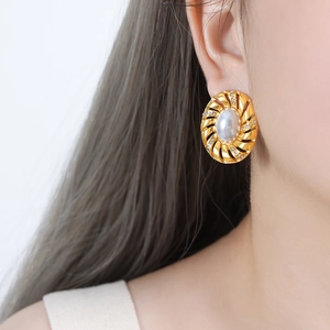 Boucles d'oreilles vintage avec perle ovale et cristal sur métal doré en spirale