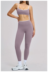 Detailansicht des lila Yoga-Sets mit hoch taillierter Leggings und Sport-BH mit weißem Rand