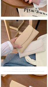 Detail von minimalistischen langen Geldbörsen in Khaki und Beige mit Druckknopfverschluss