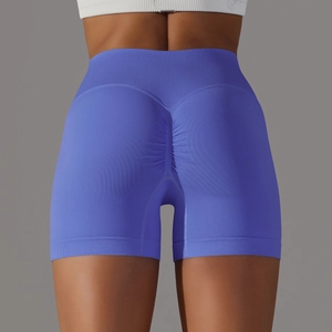 Dettaglio degli shorts da yoga senza cuciture a vita alta con arricciatura blu
