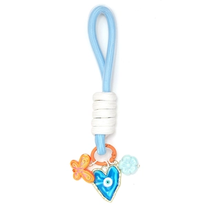Détail du porte-clés tressé avec cœur œil bleu et pendentifs papillon orange